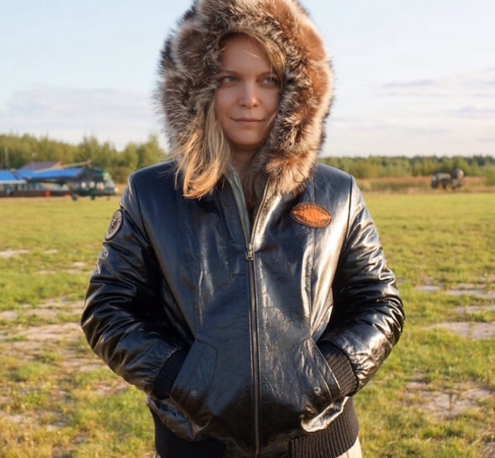 Женская куртка-пилот с капюшоном. 