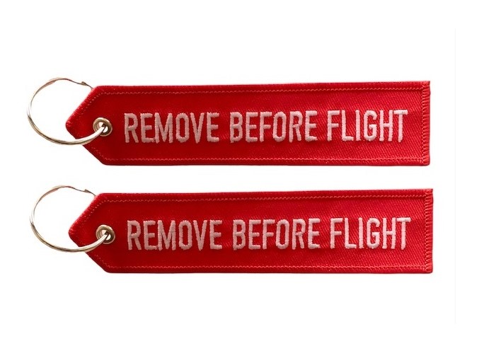 Брелок  Remove Before Flight светящийся  в темноте